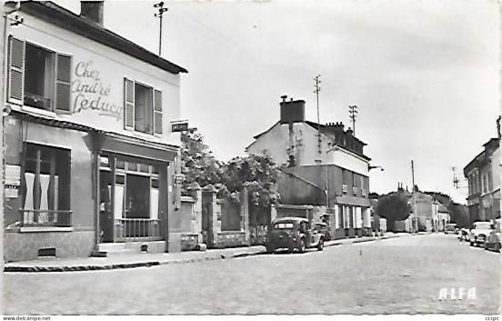 CPSM Mériel Grande Rue - Vieille Voiture - Meriel