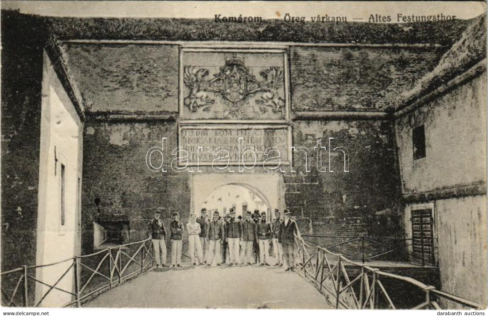 T2/T3 1916 Komárom, Komárno; Öreg Várkapu, Katonák / Altes Festungstor / Old Castle Gate, K.u.K. Soldiers (EK) - Ohne Zuordnung