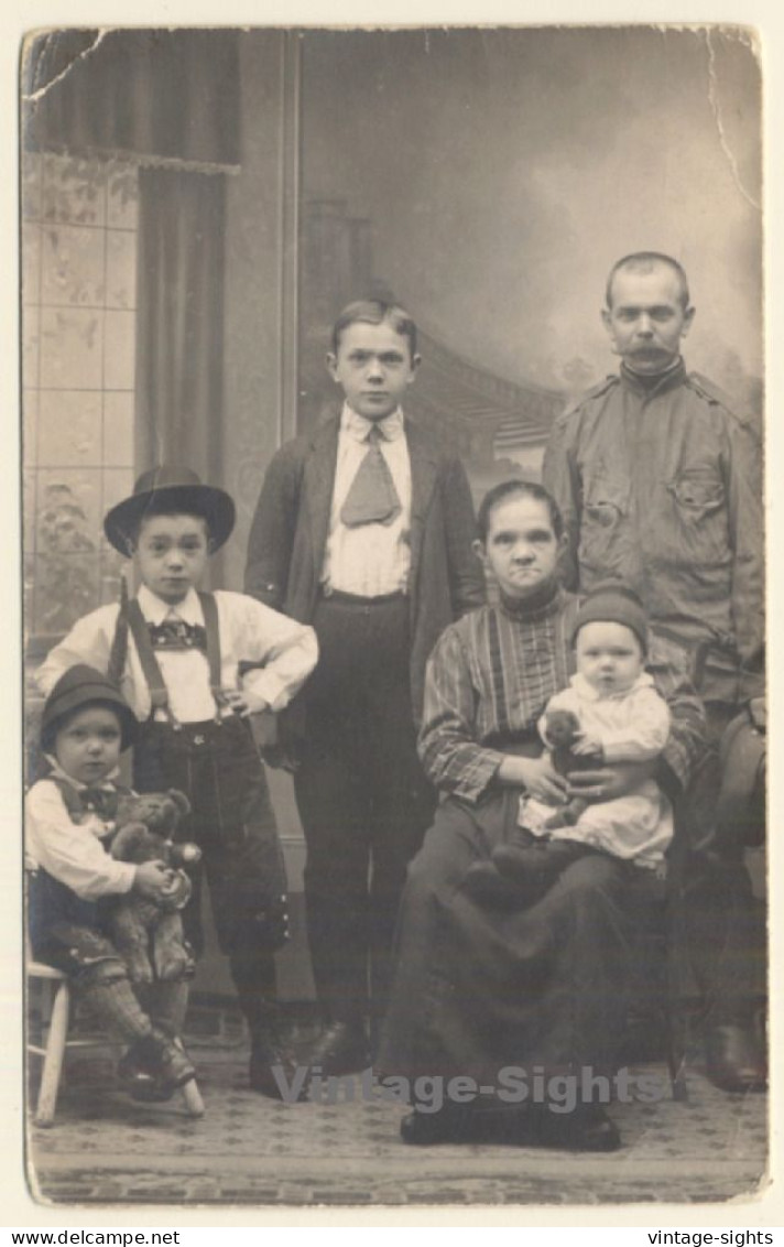 Bavarian Farmer Family With 2 Teddy Bears / Edelweiss Tracht  (Vintage RPPC ~1910s) - Jeux Et Jouets