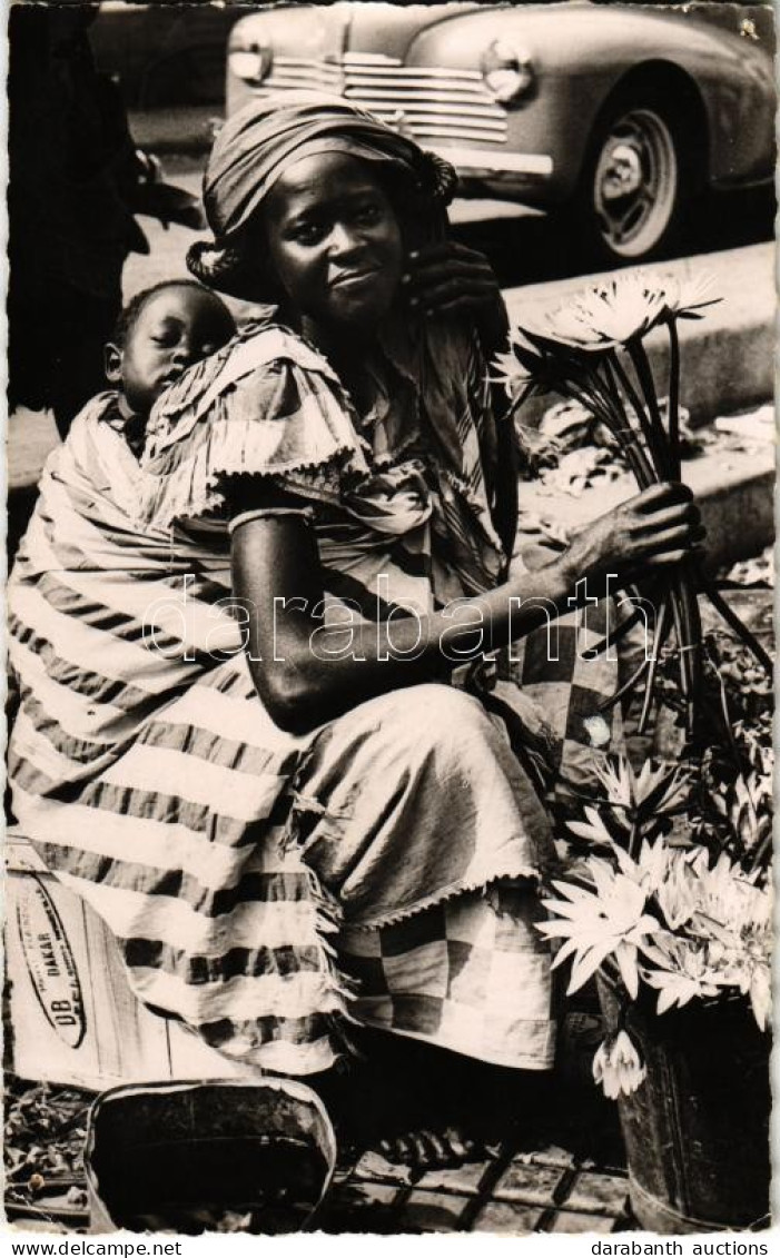 * T3/T4 Dakar, Une Marchande De Fleurs / Woman With Child, African Folklore, Photo (holes) - Non Classés