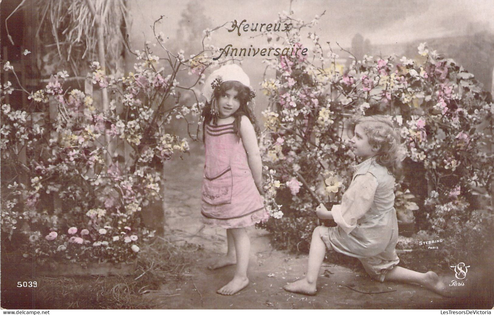 Lot De 2 Cpa Fantaisie - Folklore - Enfants Dans Un Jardin - Anniversaire - Carte Postale Ancienne - Compleanni