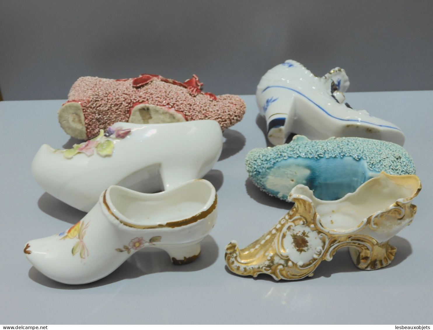 - LOT 6 Grands SABOTS CHAUSSURES PORCELAINE BARBOTINE COLLECTION VITRINE  E