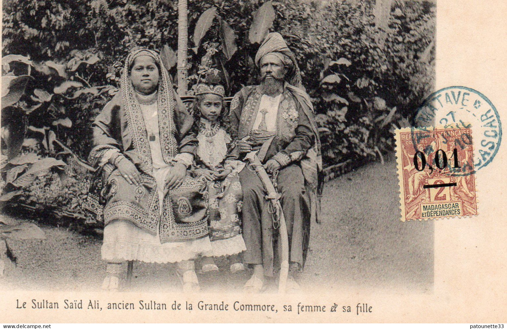 COMORES LE SULTAN SAID ALI ANCIEN SULTAN DE LA GRANDE COMORRE SA FEMME ET SA FILLE CARTE TIMBREE GROUPE SURCHARGE - Comoros