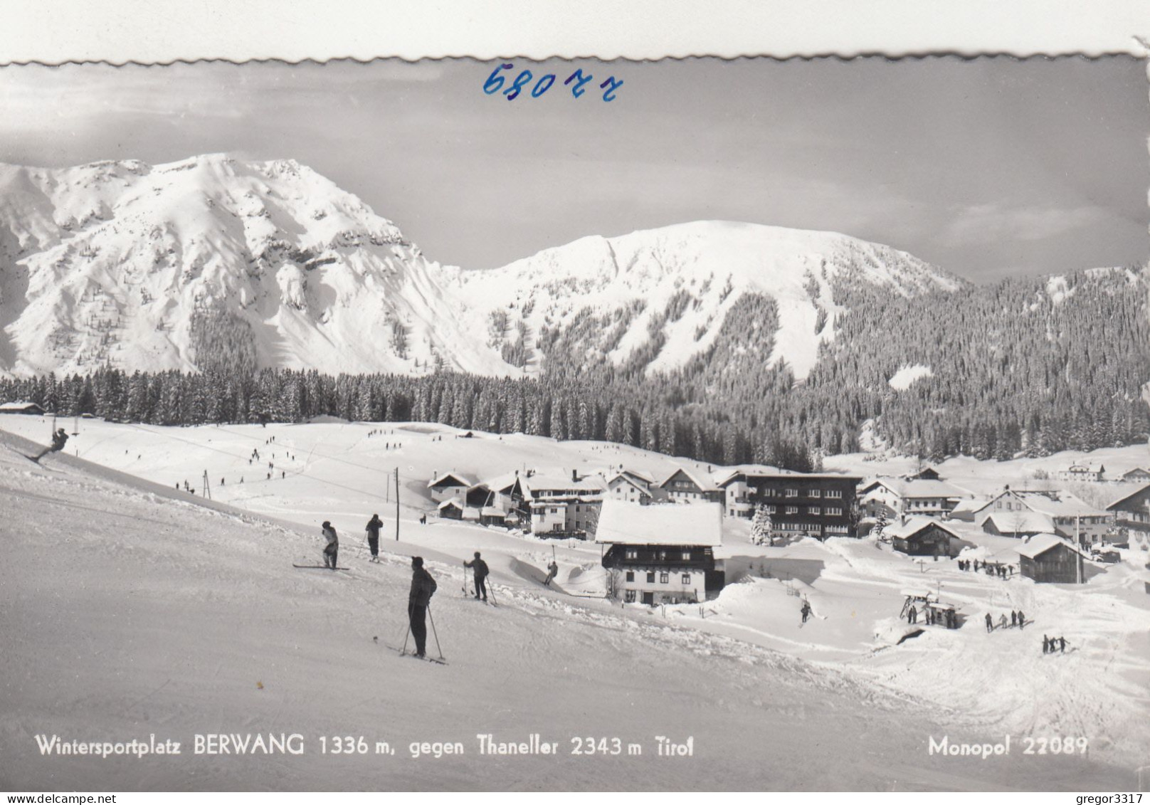 D8797) Wintersportplatz BERWANG - Tirol - Skifahrer U. Häuser Verschneit Gegen Thaneller ALT - Berwang