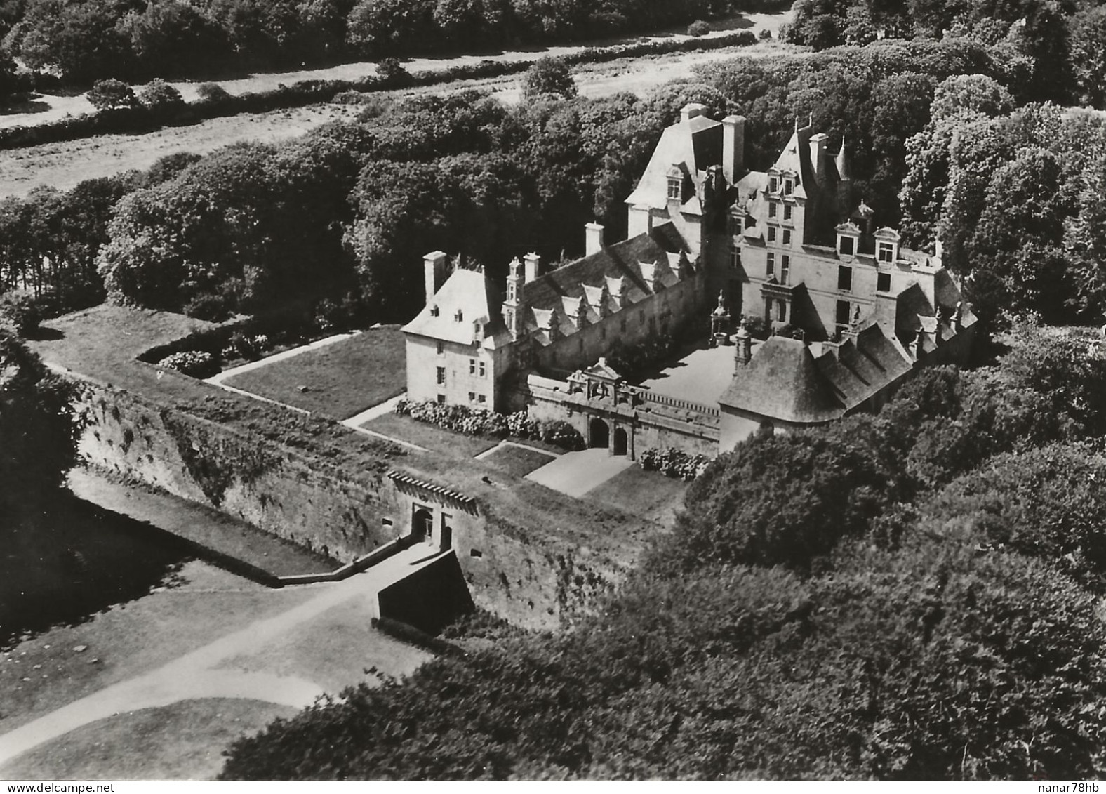CPM Saint Vougay (29) Le Chateau De Kerjean - Saint-Vougay
