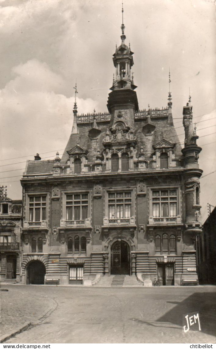 59	817	Solesmes	L'hôtel De Ville	5	Circulée 	1958 - Solesmes