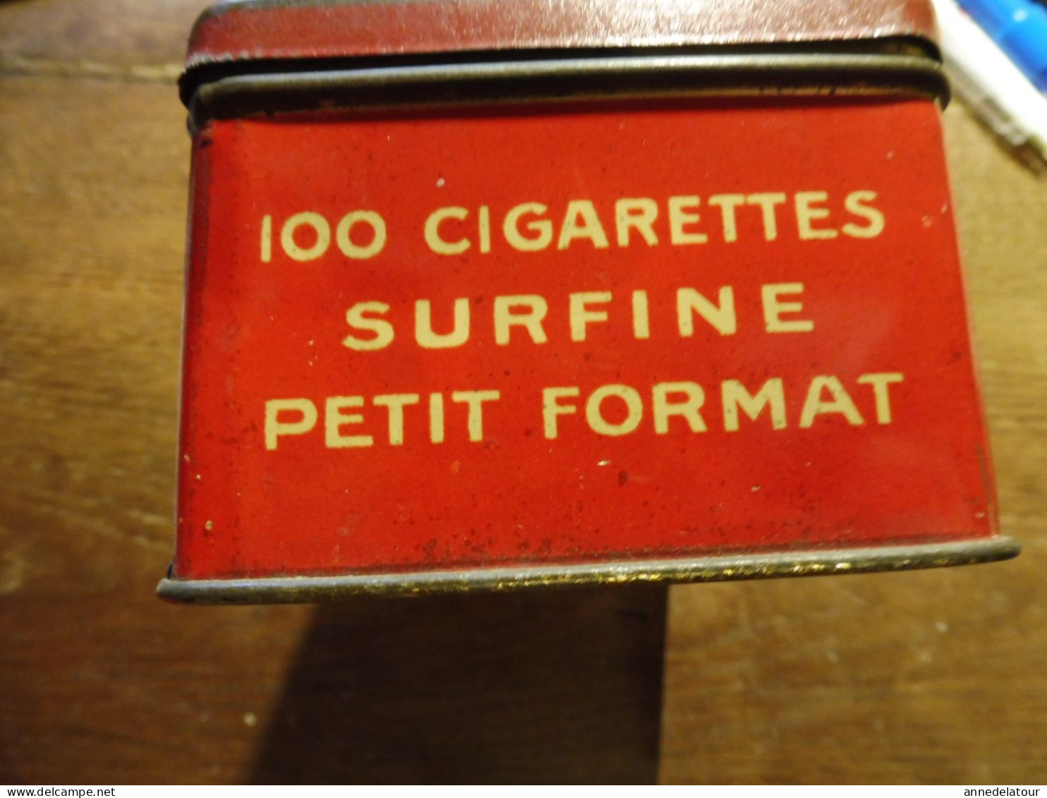 BOITE A CIGARETTES  en métal  " Le Khédive "  avec nombreux blasons des pays clients   dimensions = 15 x 7 x 5cm