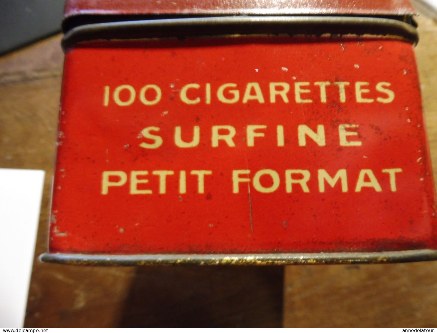 BOITE A CIGARETTES  en métal  " Le Khédive "  avec nombreux blasons des pays clients   dimensions = 15 x 7 x 5cm