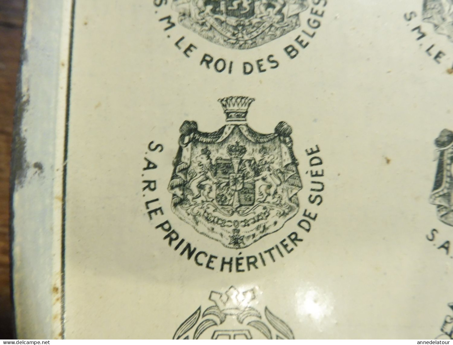 BOITE A CIGARETTES  en métal  " Le Khédive "  avec nombreux blasons des pays clients   dimensions = 15 x 7 x 5cm