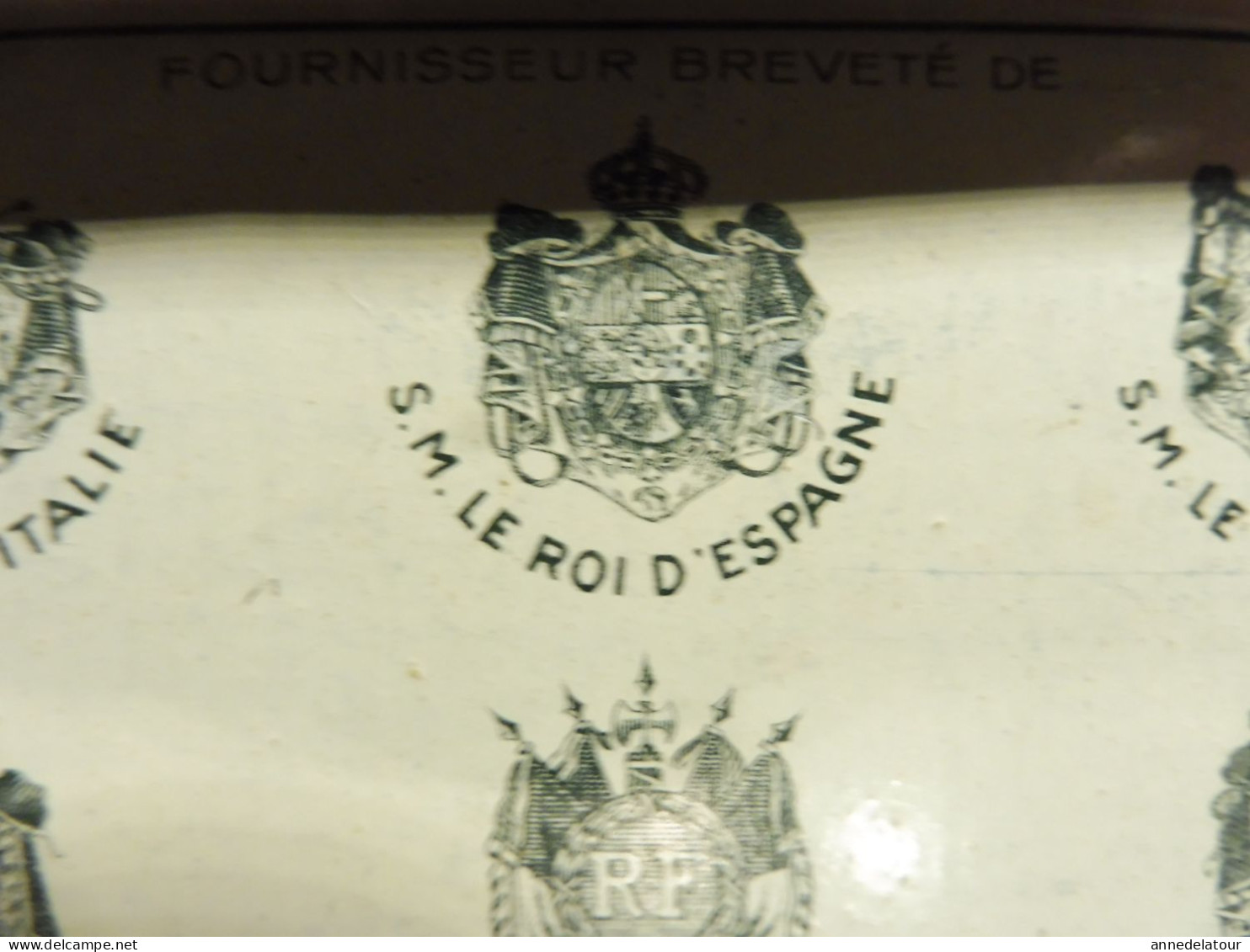 BOITE A CIGARETTES  en métal  " Le Khédive "  avec nombreux blasons des pays clients   dimensions = 15 x 7 x 5cm