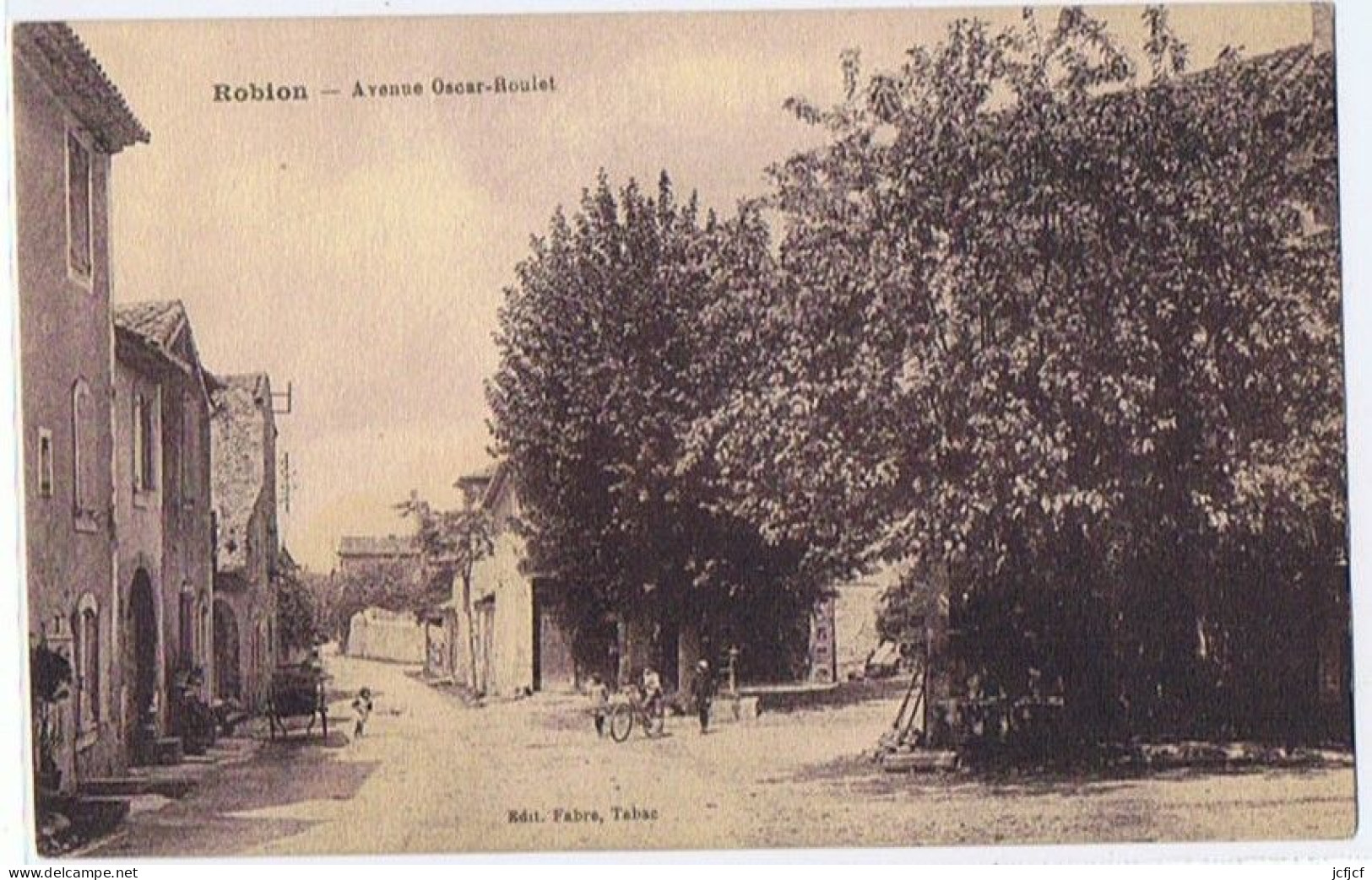 Cpa..84..ROBION..VAUCLUSE..AVENUE OSCAR ROULET - Robion