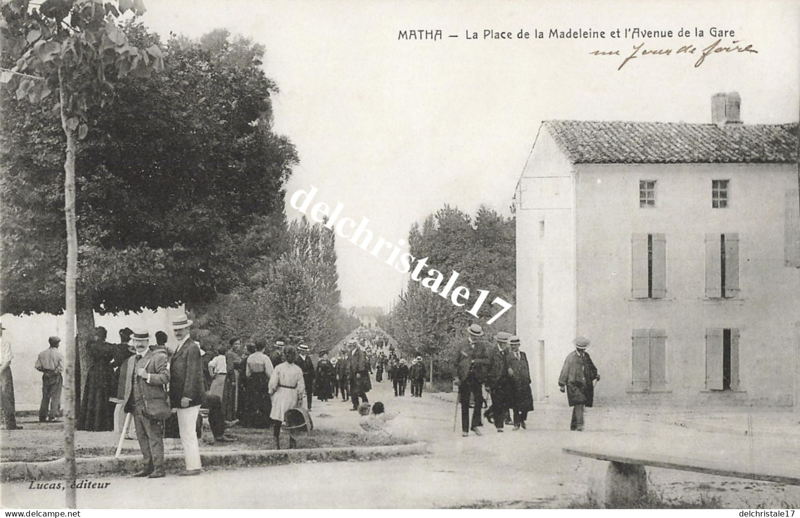 CPA 17 0255 MATHA - LA PLACE DE LA MADELEINE ET L'AVENUE DE LA GARE - Matha