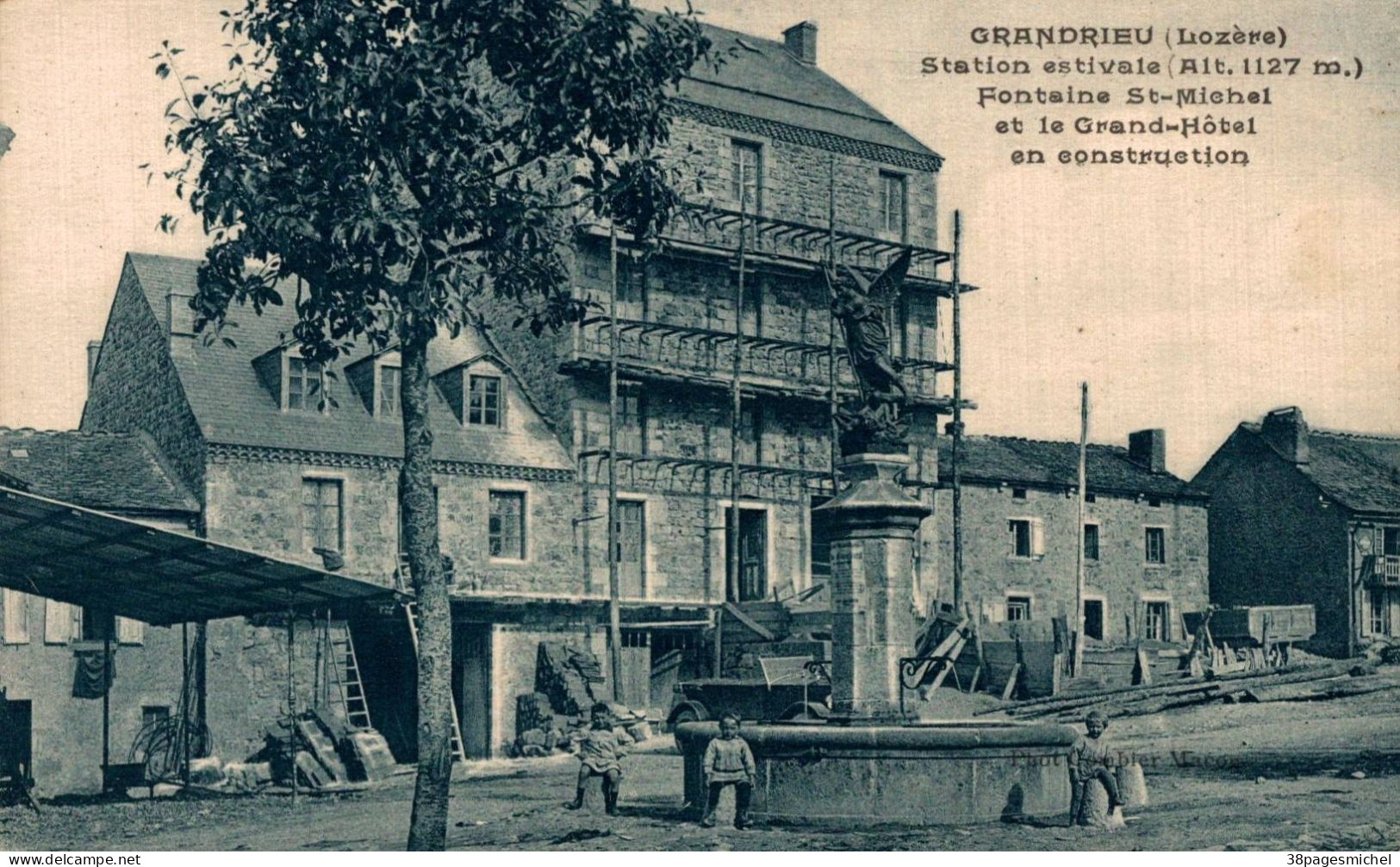 J2311 - GRANDRIEU - D48 - Fontaine St Michel Et Grand Hôtel En Construction - Gandrieux Saint Amans
