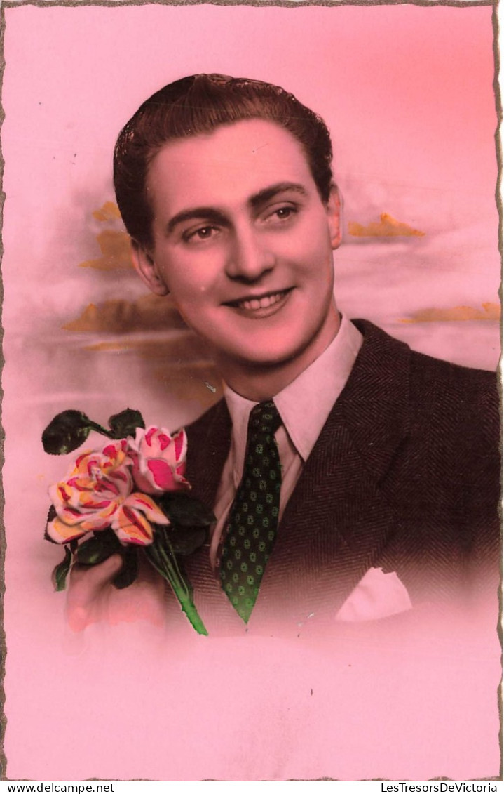 FANTAISIES - Un Homme Souriant Tenant Des Fleurs - Colorisé - Carte Postale Ancienne - Hommes