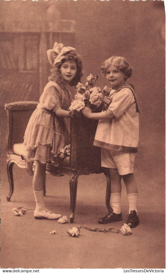 ENFANTS - Un Frère Et Une Sœur Sur Le Canapé - Carte Postale Ancienne - Children And Family Groups