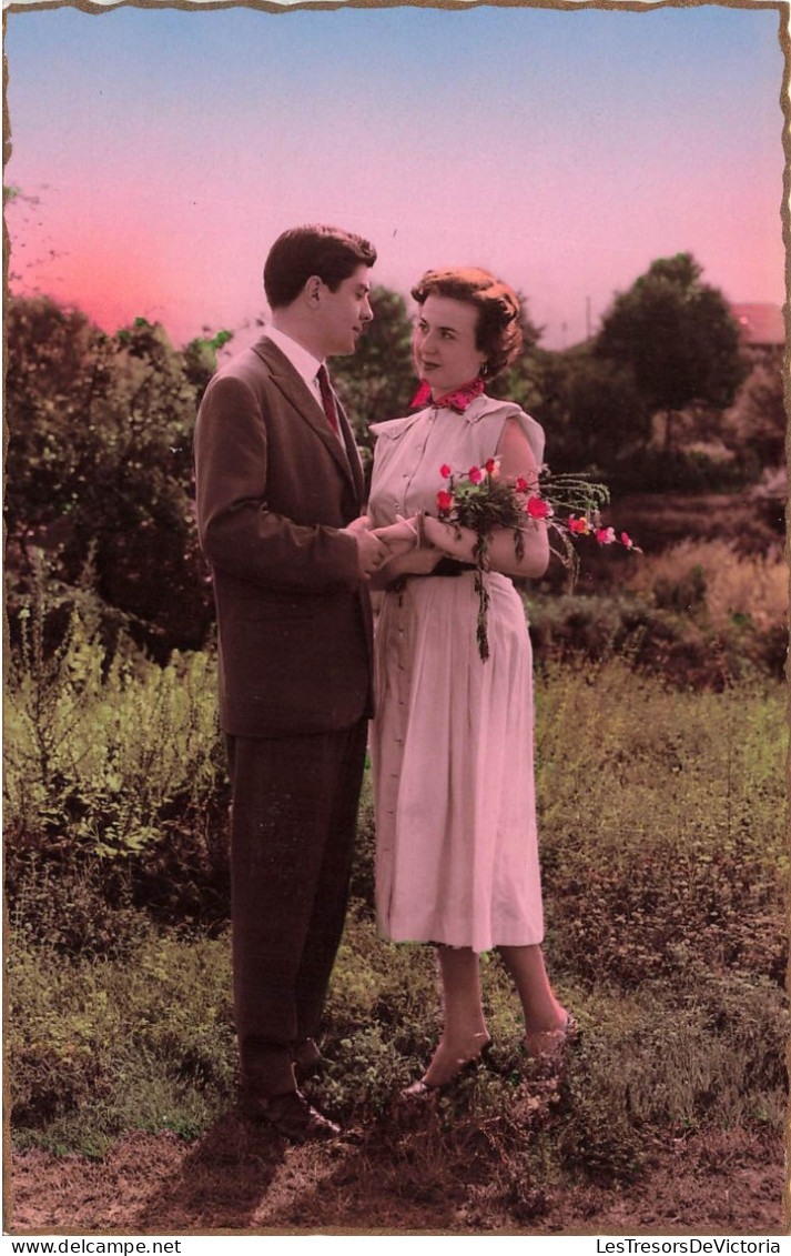 COUPLE - Un Couple Dans Le Jardin - Colorisé - Carte Postale Ancienne - Paare
