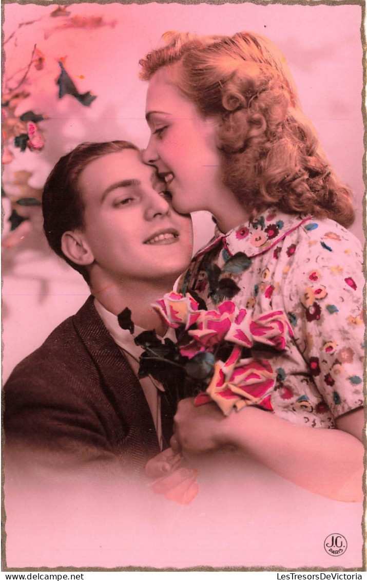 COUPLE - La Fille Embrassant Son Compagnon - Colorisé - Carte Postale Ancienne - Couples