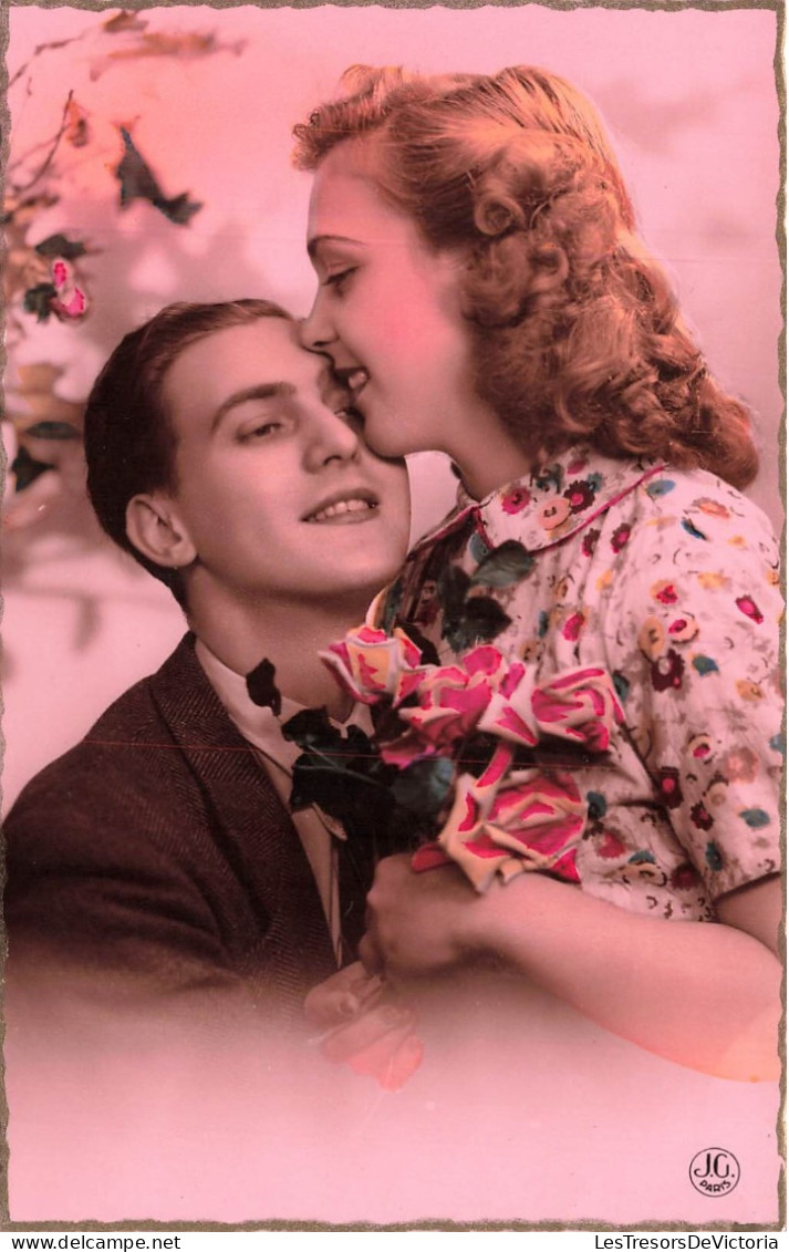 COUPLE - La Fille Embrassant Son Compagnon - Colorisé - Carte Postale Ancienne - Koppels