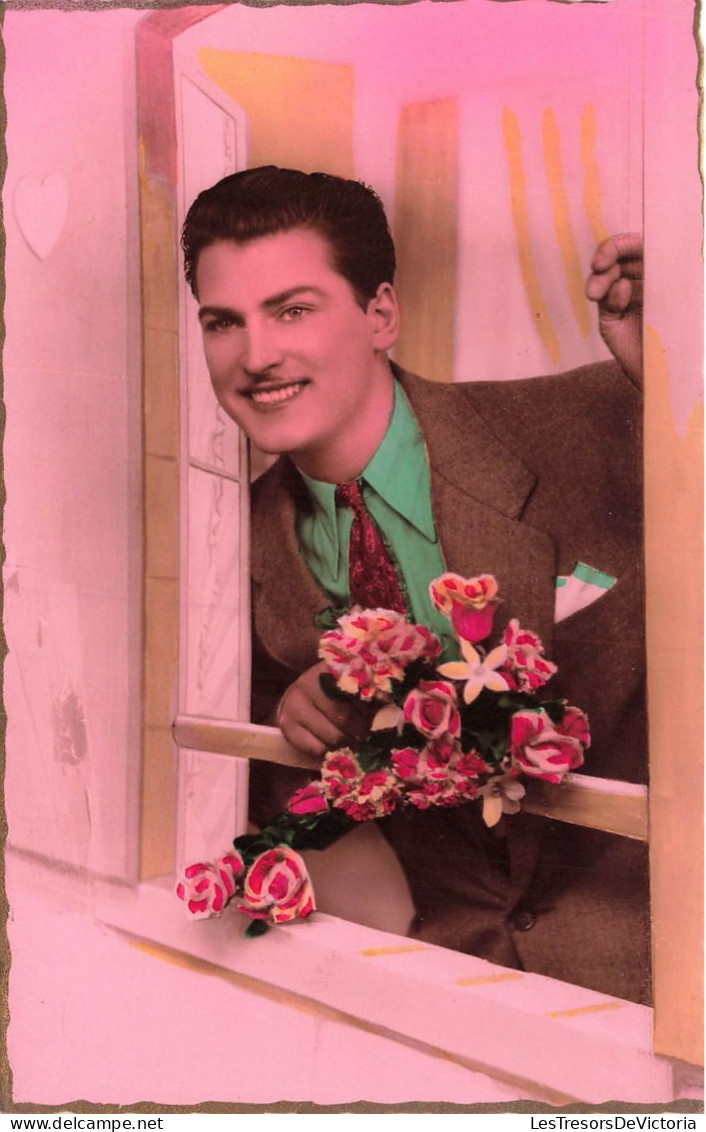 FANTAISIES - Un Homme Tenant Un Bouquet De Fleurs à La Fenêtre - Colorisé - Carte Postale Ancienne - Uomini