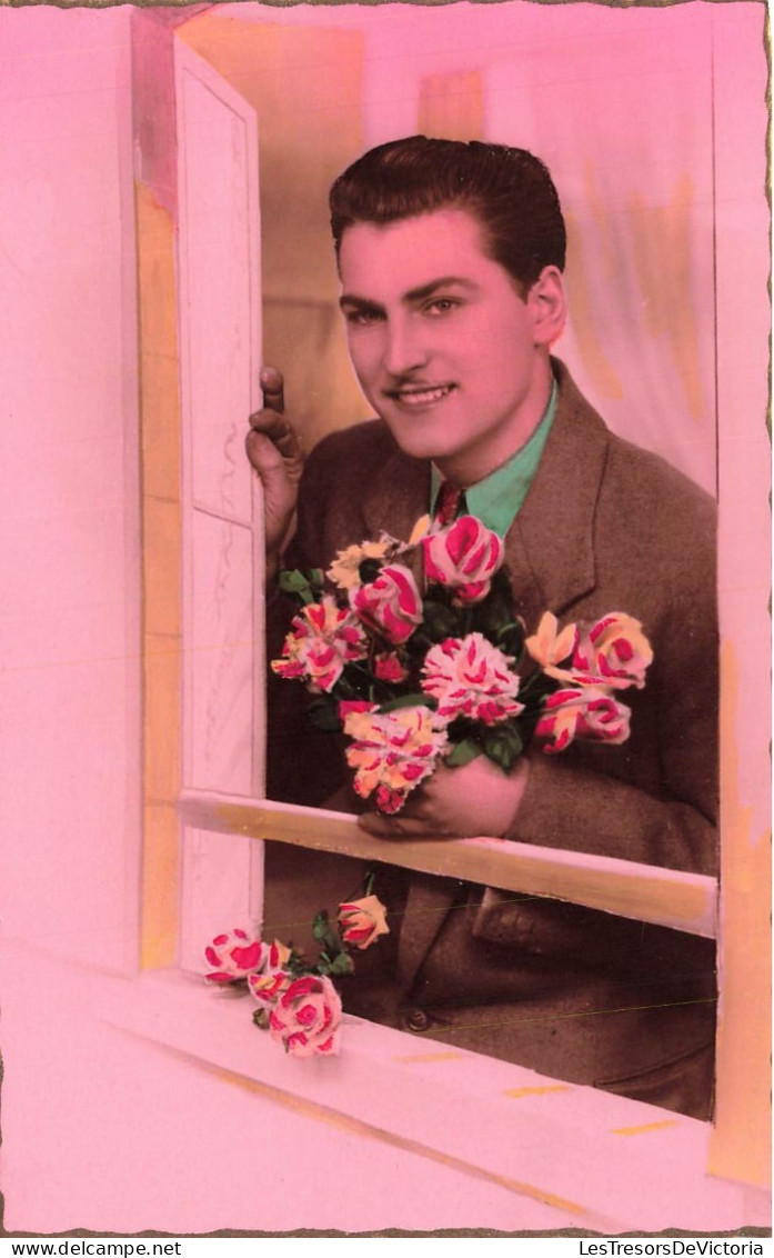 FANTAISIES - Un Homme Tenant Un Bouquet De Fleurs à La Fenêtre - Colorisé - Carte Postale Ancienne - Uomini