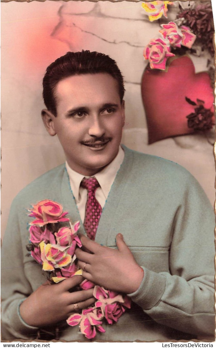 FANTAISIES - Un Homme Tenant Un Bouquet De Fleurs - Colorisé - Carte Postale Ancienne - Hommes