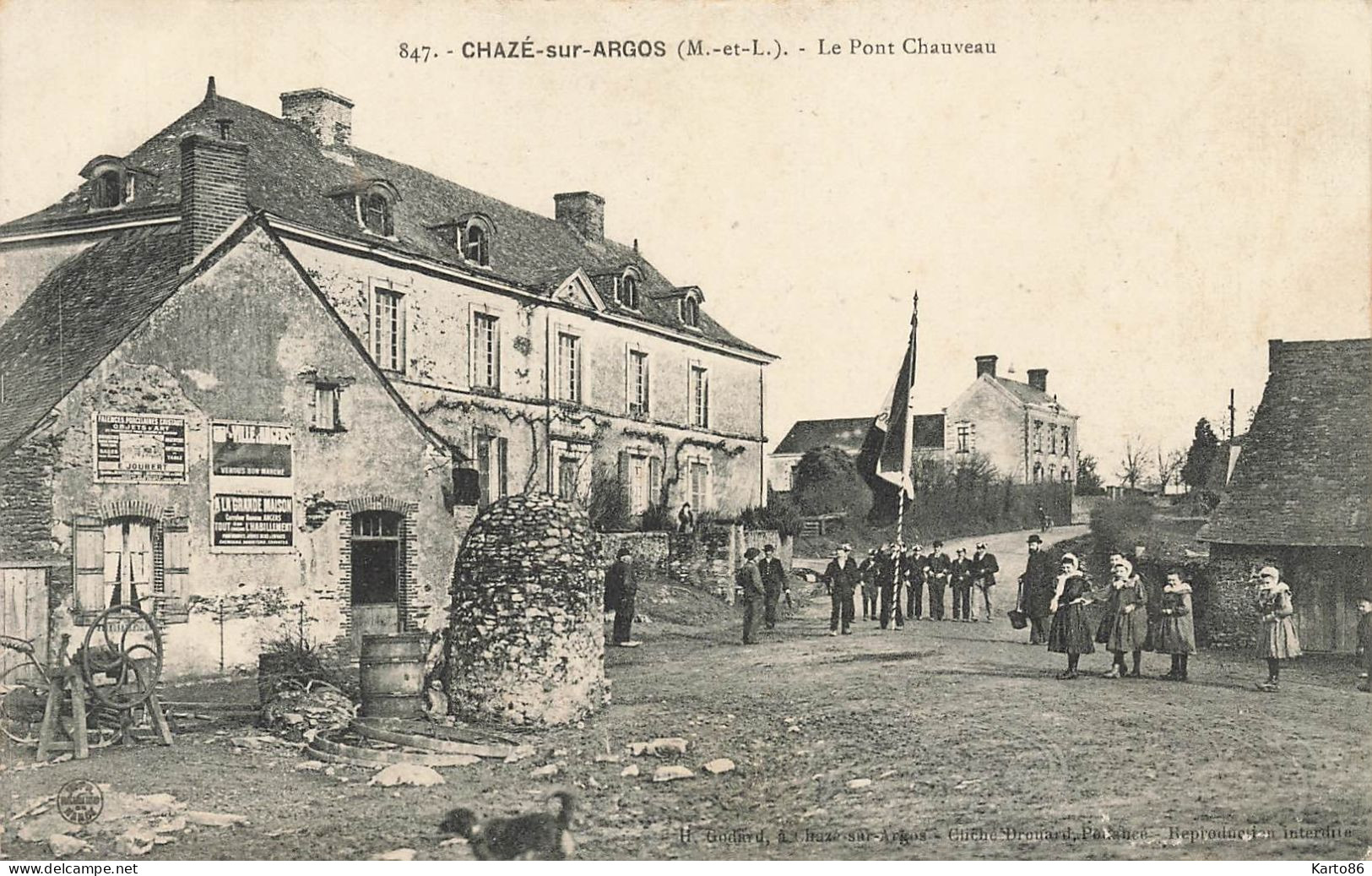 Chazé Sur Argos * Le Pont Chauveau * Villageois Avec Drapeau ( Fête Cérémonie ) * Quartier Village Hameau Lieu Dit - Montataire