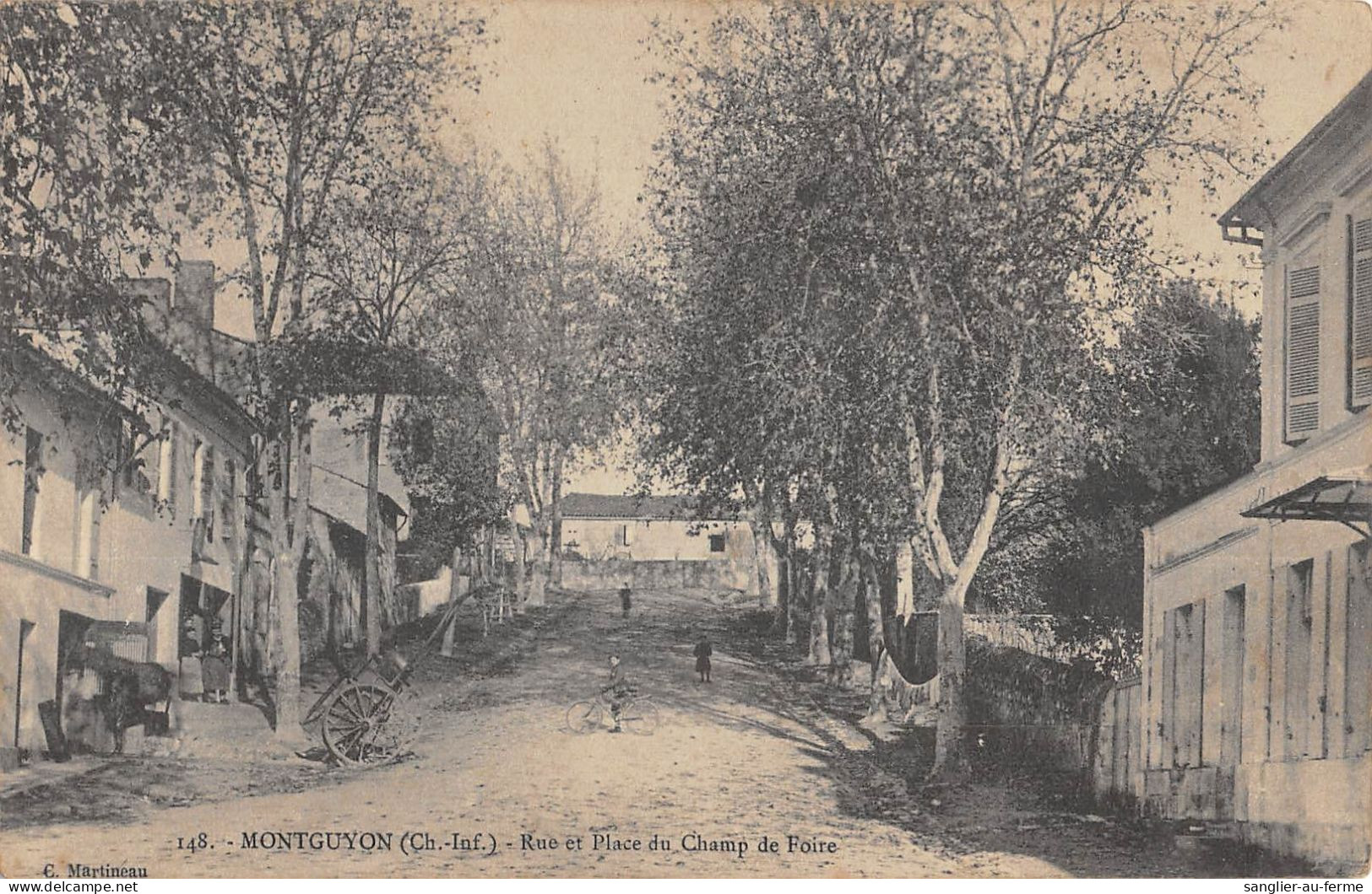 CPA 17 MONTGUYON / RUE ET PLACE DU CHAMP DE FOIRE / Cliché Rare - Andere & Zonder Classificatie