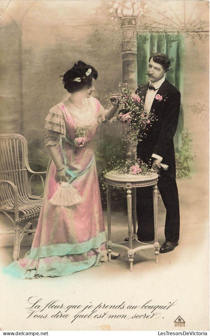 COUPLE - La Fleur Que Je Prend Au Bouquet Vous Dira Quel Est Mon Secret - Colorisé - Carte Postale Ancienne - Couples