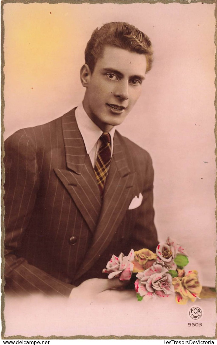 FANTAISIES - Un Homme Tenant Un Bouquet De Fleurs - Colorisé - Carte Postale Ancienne - Men