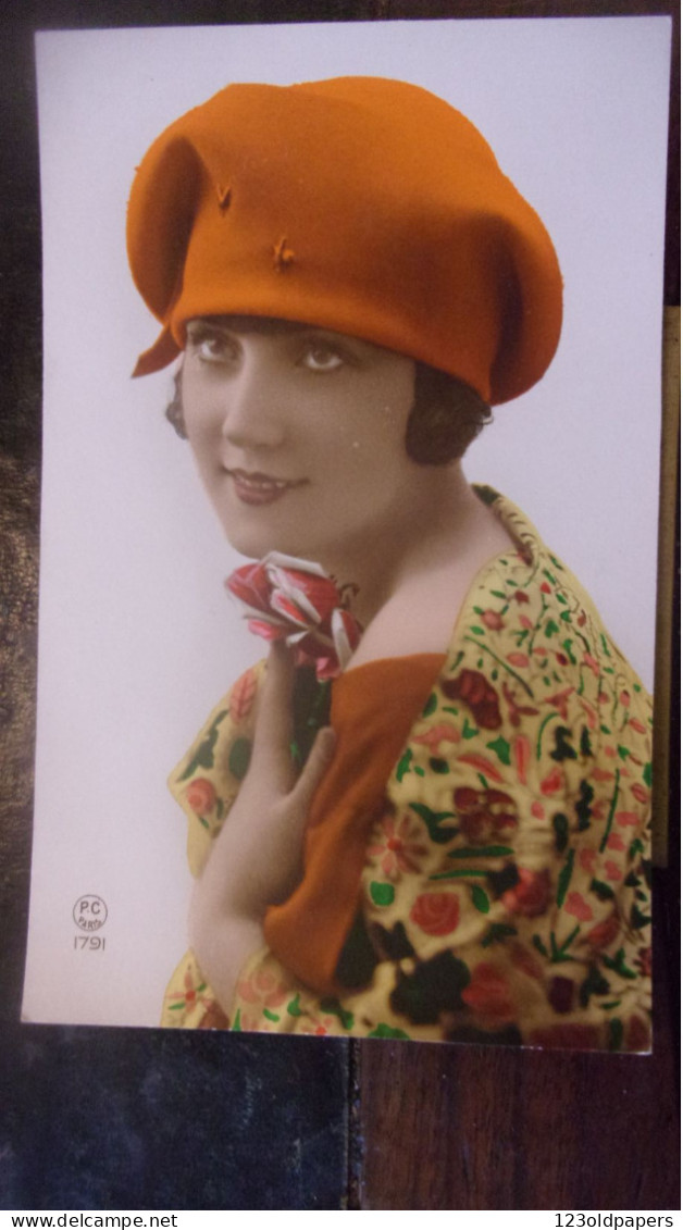 1930 Colorisée Fantaisie Art & Déco Belle Jeune Femme COULEUR FLASH  BONNET  CHAPEAU - Frauen