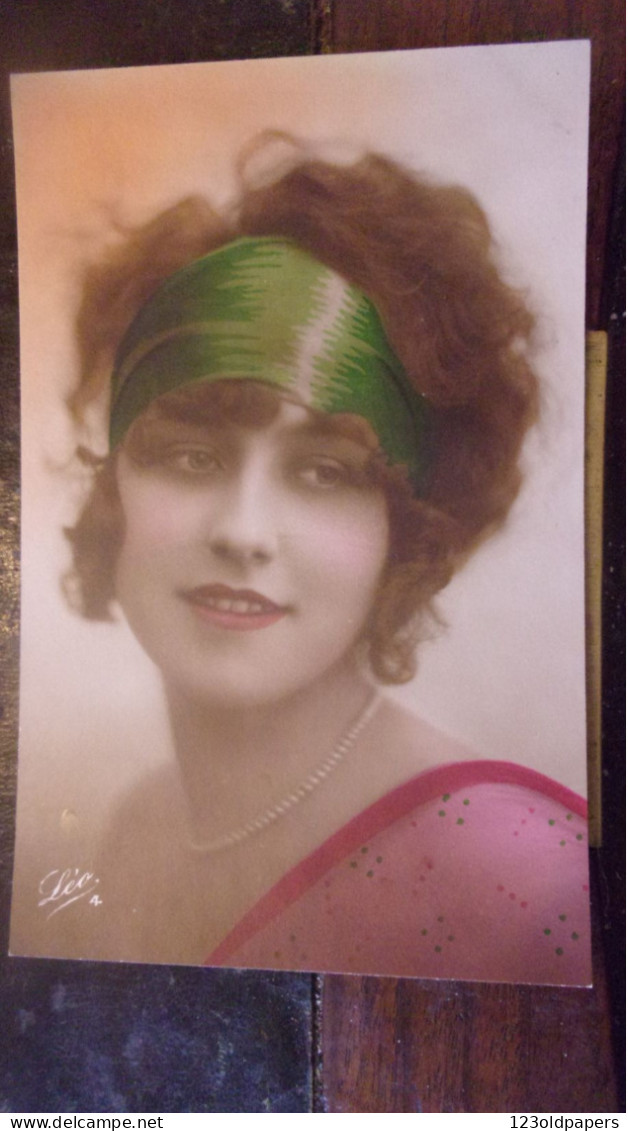 1930 Colorisée Fantaisie Art & Déco Belle Jeune Femme COULEUR FLASH  BANDEAU COIFFURE - Femmes