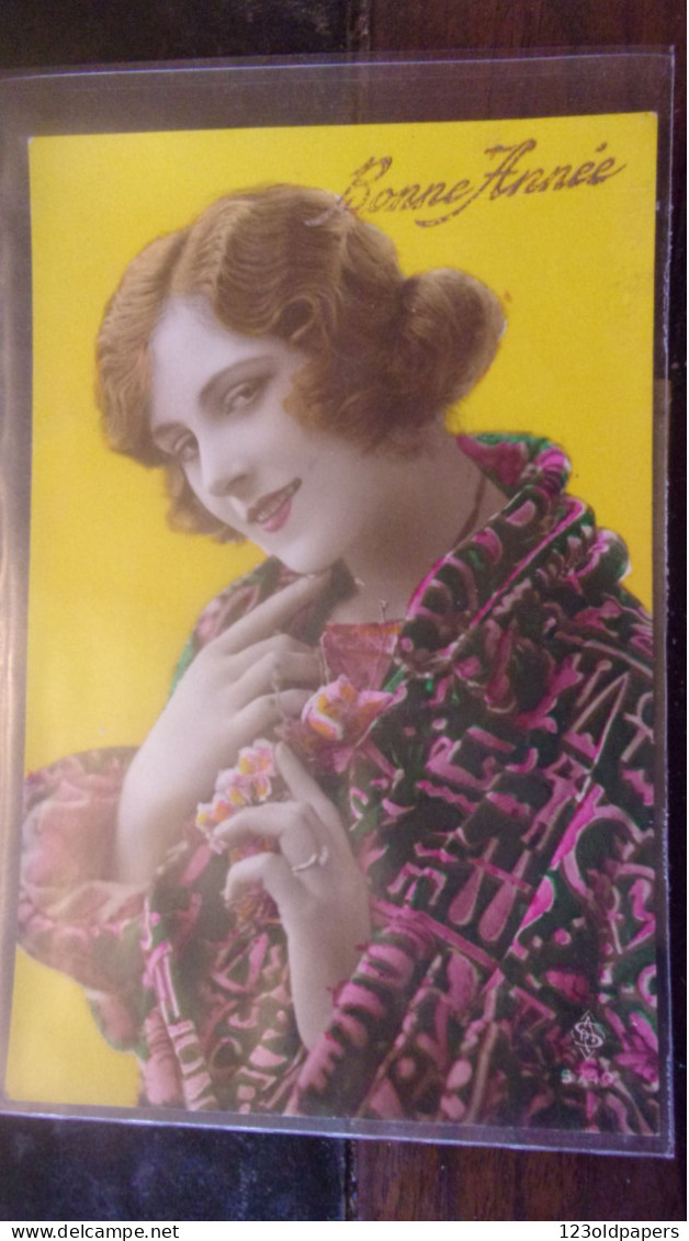 1930 Colorisée Fantaisie Art & Déco Belle Jeune Femme COULEUR FLASH  JAUNE COIFFURE - Vrouwen