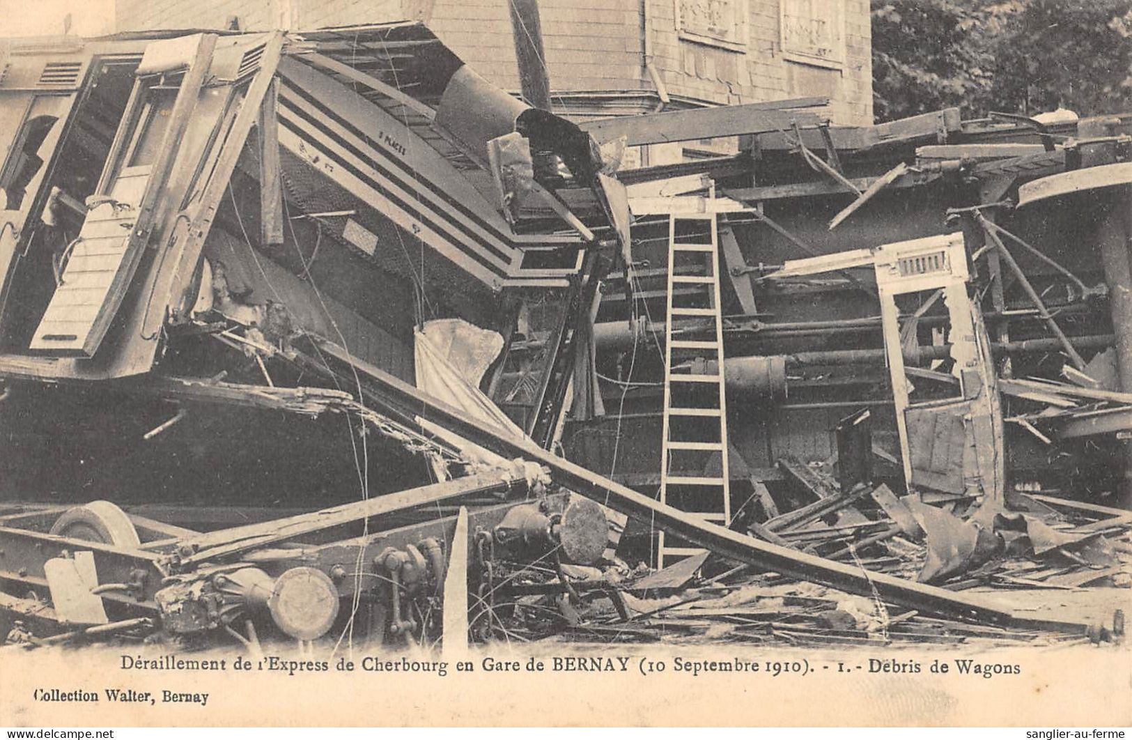 CPA 27 DERAILLEMENT DE L'EXPRESS DE CHERBOURG EN GARE DE BERNAY / DEBRIS DE WAGONS/ CATASTROPHE SEPT 1910 - Bernay