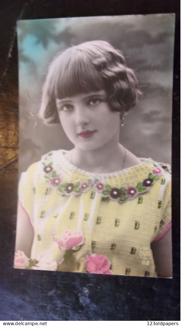 1930 Colorisée Fantaisie Art & Déco Belle Jeune Fille COULEUR  FLAHSY COIFFURE - Autres & Non Classés