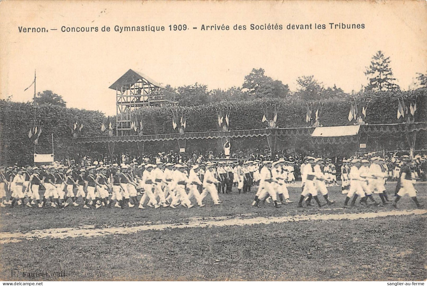 CPA 27 VERNON / CONCOURS DE GYMNASTIQUE 1909 / ARRIVEE DES SOCIETES DEVANT LES TRIBUNES - Vernon