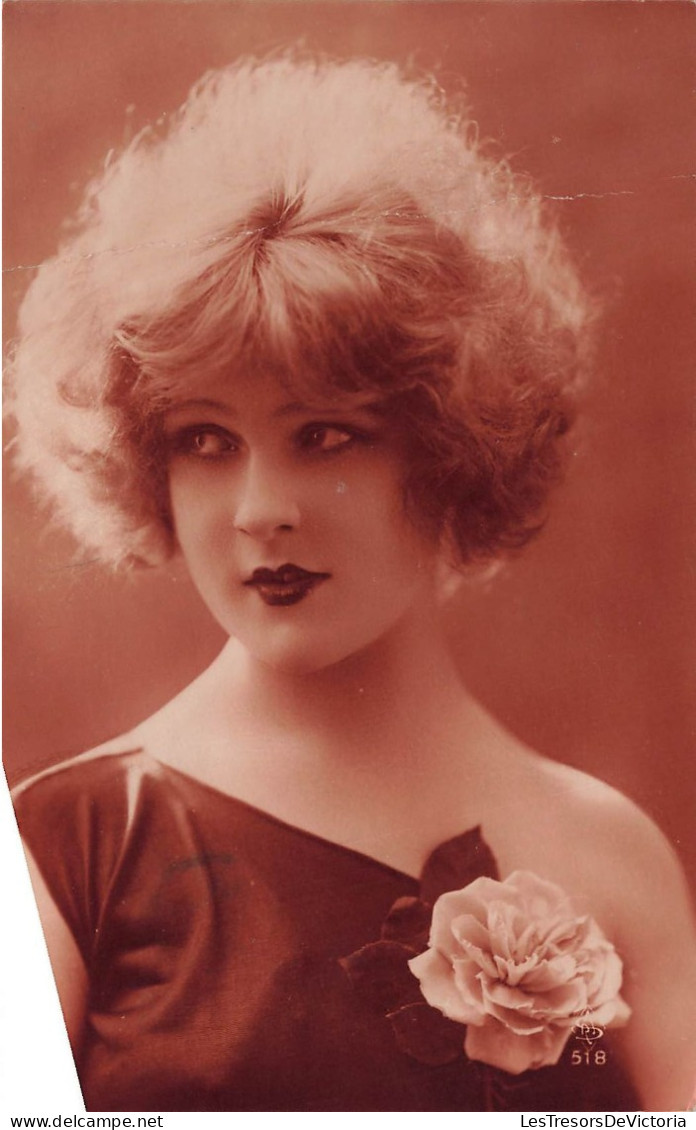 MODE - Une Fille Au Cheveux Court Avec Une Robe Asymétrique Ornée Par Une Rose - Carte Postale Ancienne - Mode