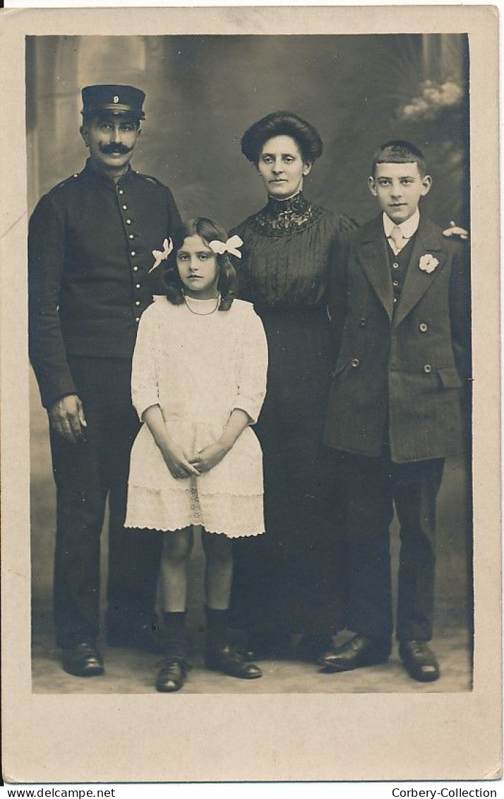 CPA. PHOTO. Portrait Famille Adenis Militaire. Région Centre - Genealogie