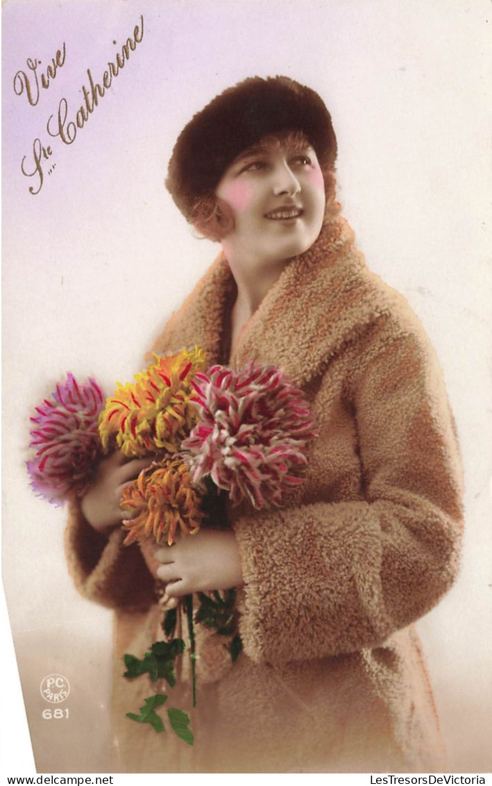 FÊTES ET VOEUX - Sainte-Catherine - Une Femme Tenant Des Fleurs - Colorisé - Carte Postale Ancienne - Santa Catalina