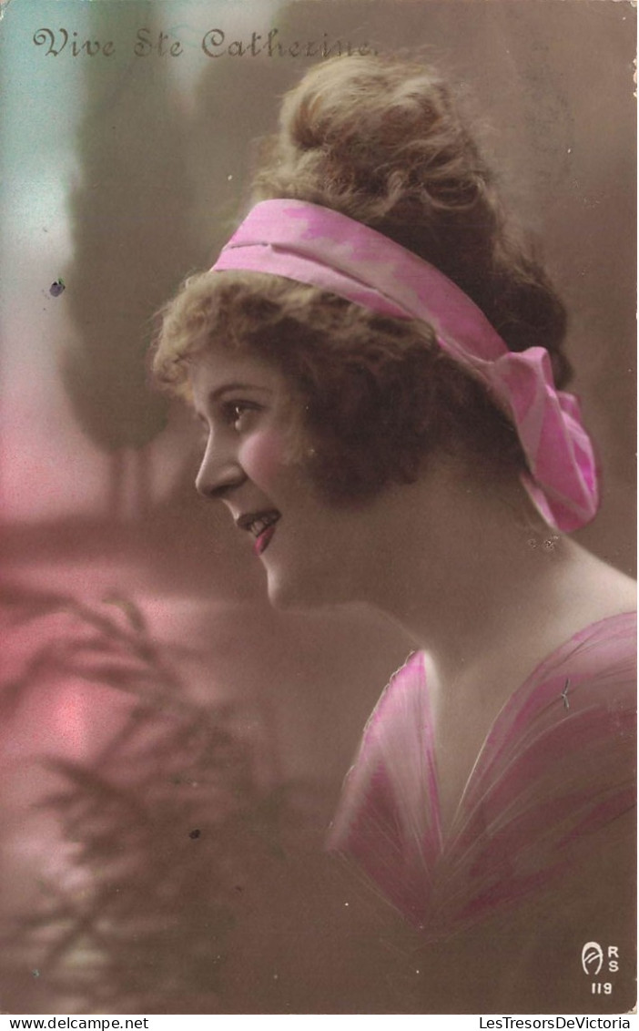 FÊTES ET VOEUX - Sainte-Catherine - Une Femme Avec Un Bandeau Attachant Ses Cheveux - Colorisé - Carte Postale Ancienne - Saint-Catherine's Day