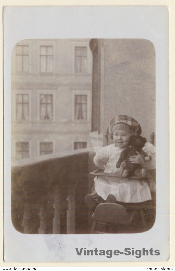 Little Baby Girl On Balcony With Teddy Bear (Vintage RPPC 1912) - Jeux Et Jouets