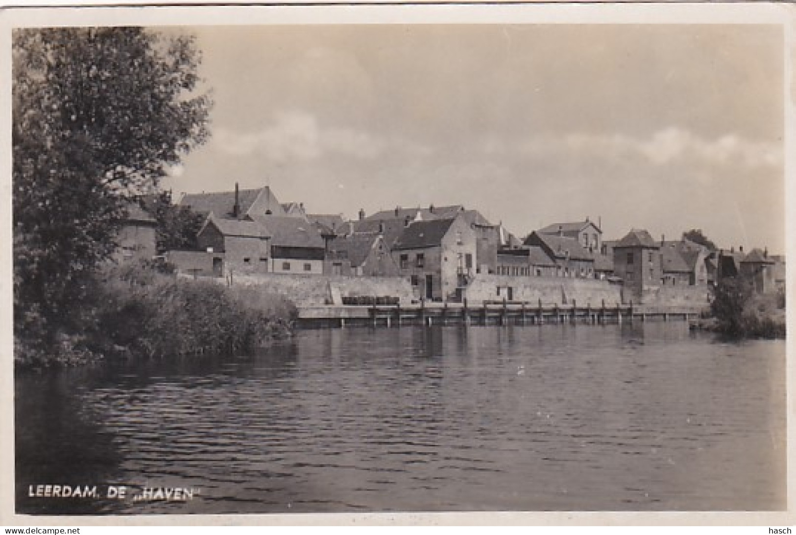 4843235Leerdam, De Haven. 1942. (rechterkant Een Beschadiging) - Leerdam