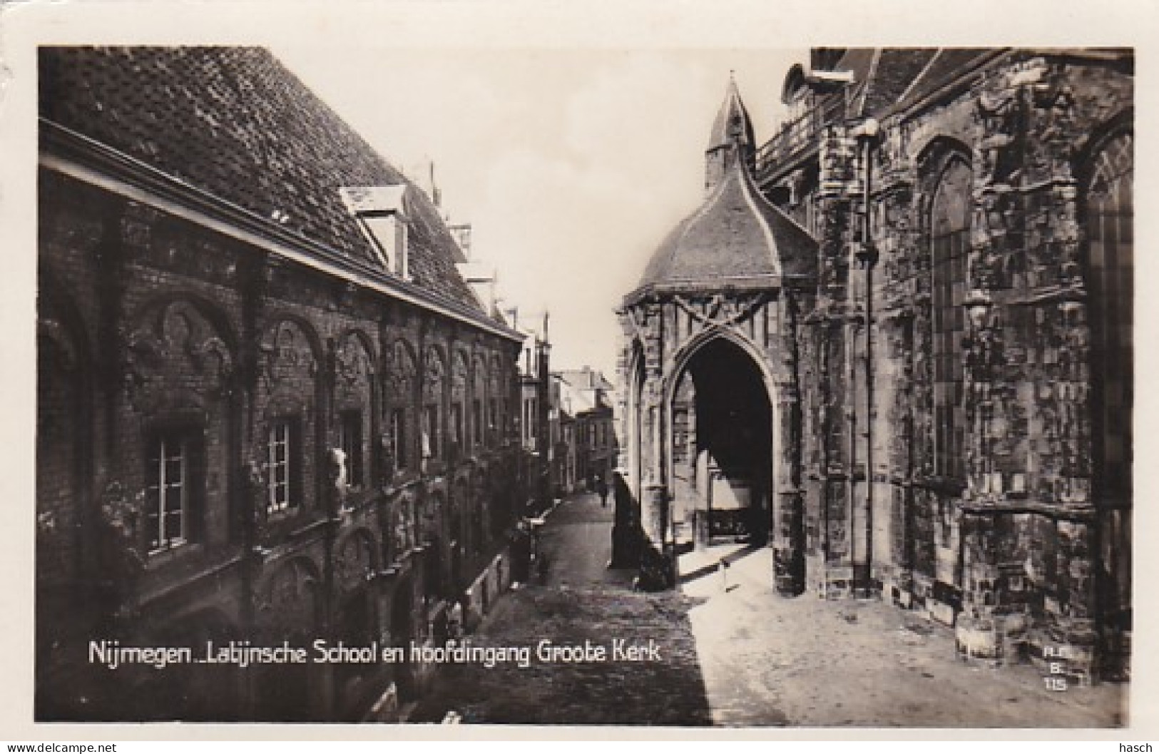 4843545Nijmegen, Latijnsche School En Hoofdingang Groote Kerk.1930.(zie Linksboven) - Nijmegen
