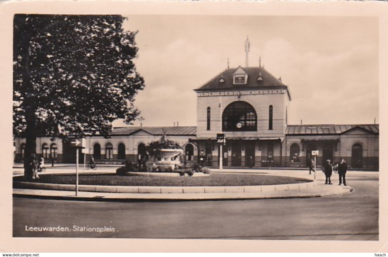 4843699Leeuwarden, Stationsplein. 1933. (rechtsonder Een Kleine Vouw) - Leeuwarden