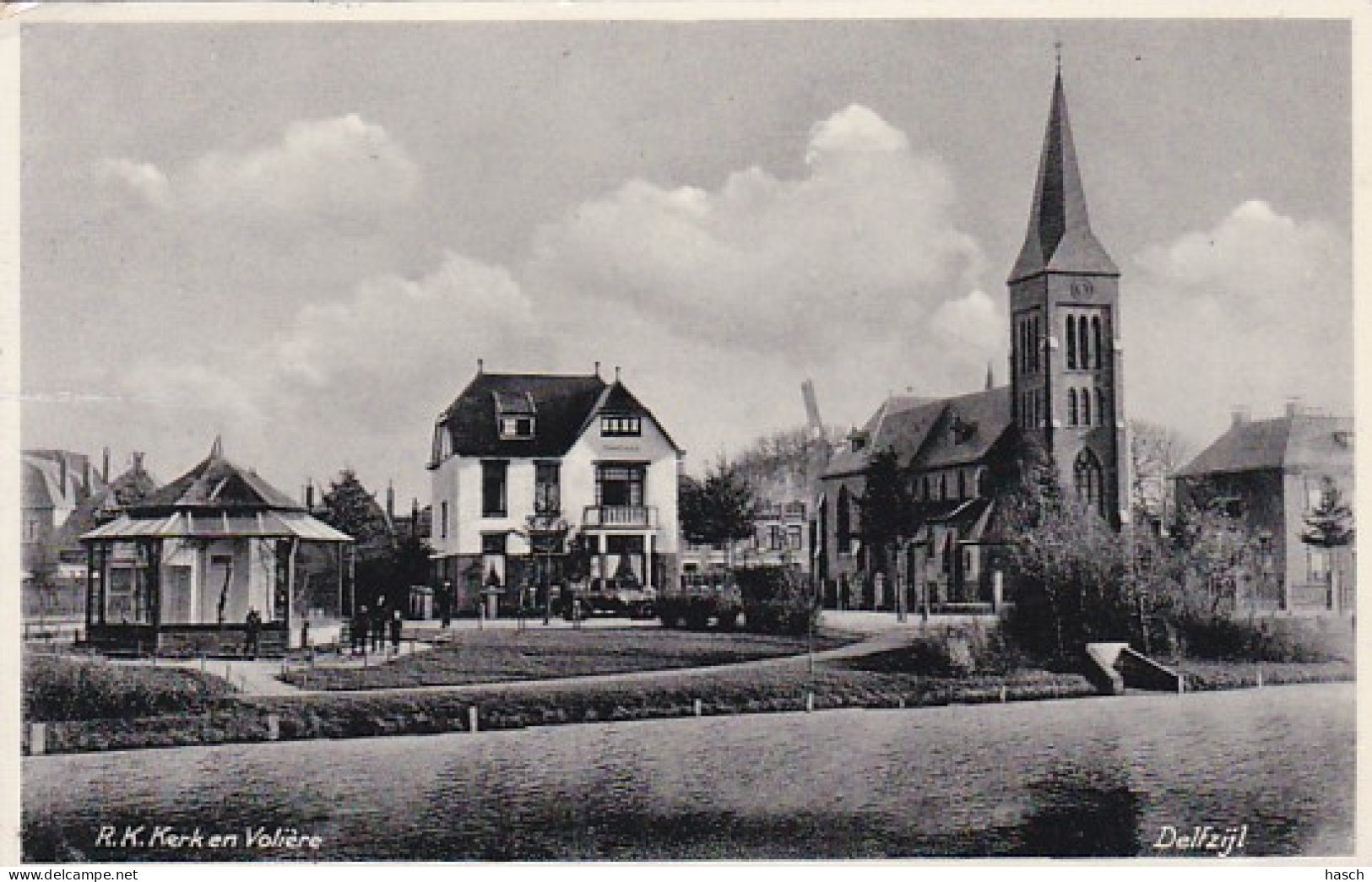 4842174Delfzijl, R. K. Kerk En Volière. 1933.   - Delfzijl