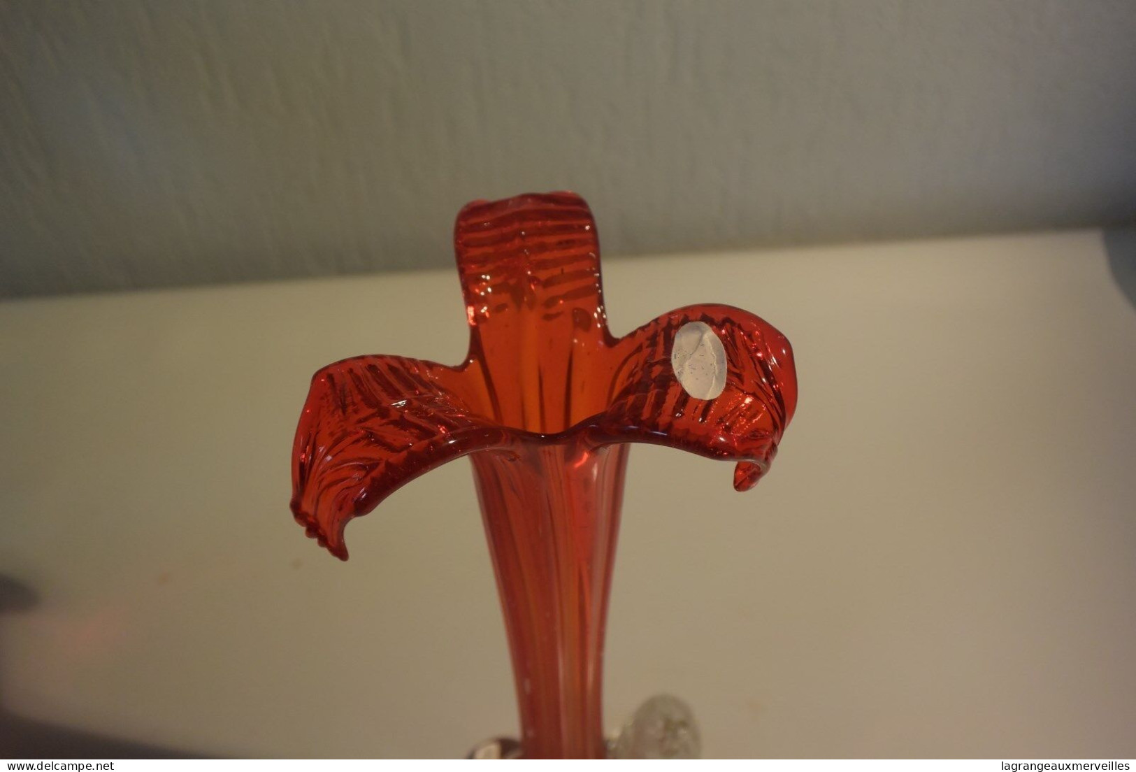 C105 Ancien Vase Soliflore Rouge Très Beau En Verre Travaillé - Art Nouveau / Art Déco