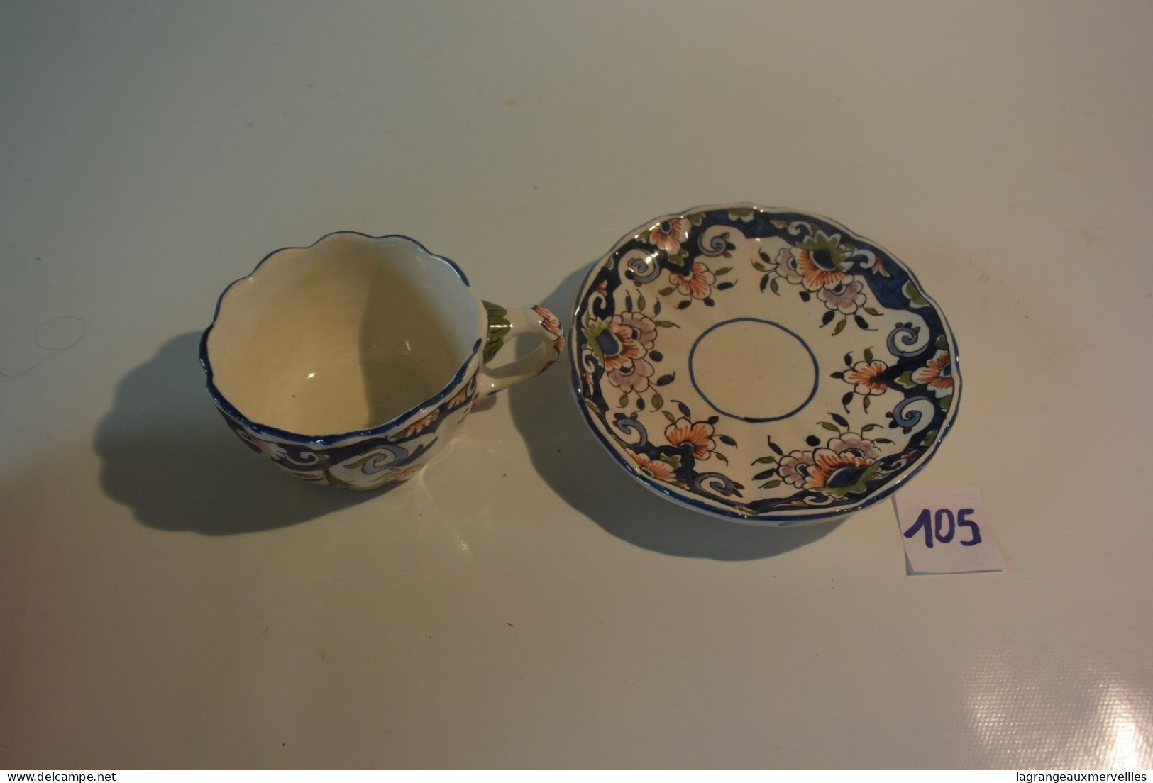 C105 Ancienne Tasse Et Sous Tase En Faience De Rouen ? France? - Autres & Non Classés