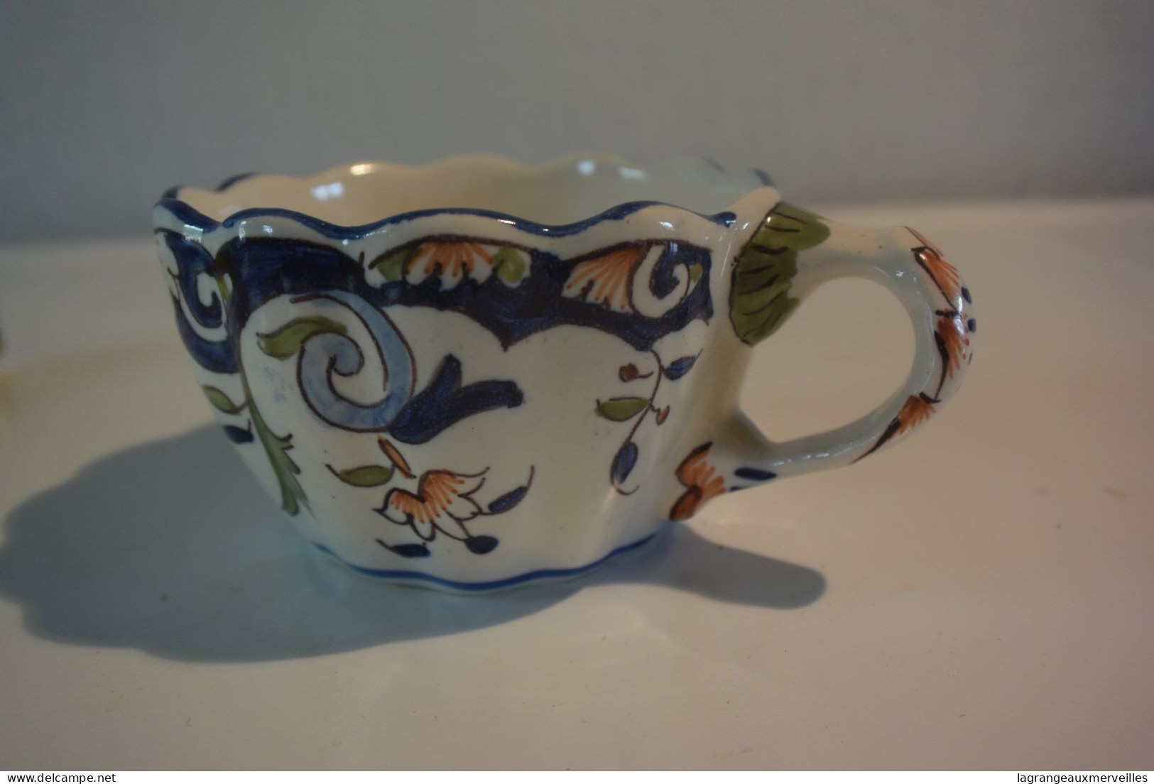 C105 Ancienne Tasse Et Sous Tase En Faience De Rouen ? France? - Sonstige & Ohne Zuordnung