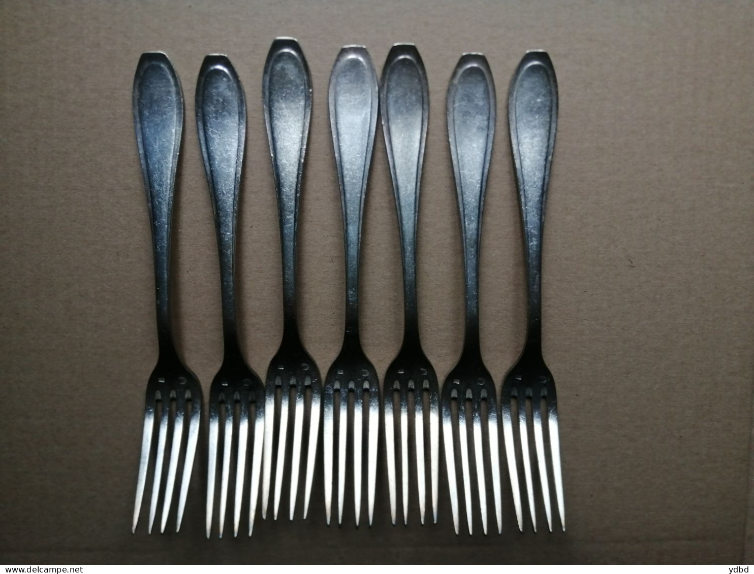 UN LOT DE COUVERTS DE 7 FOURCHETTES EN METAL ARGENTE - Silverware