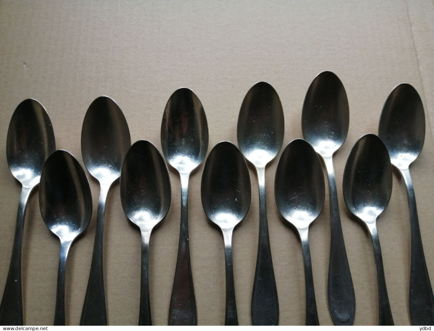 UN LOT DE COUVERTS DE 11 CUILLERES EN METAL ARGENTE - Silverware