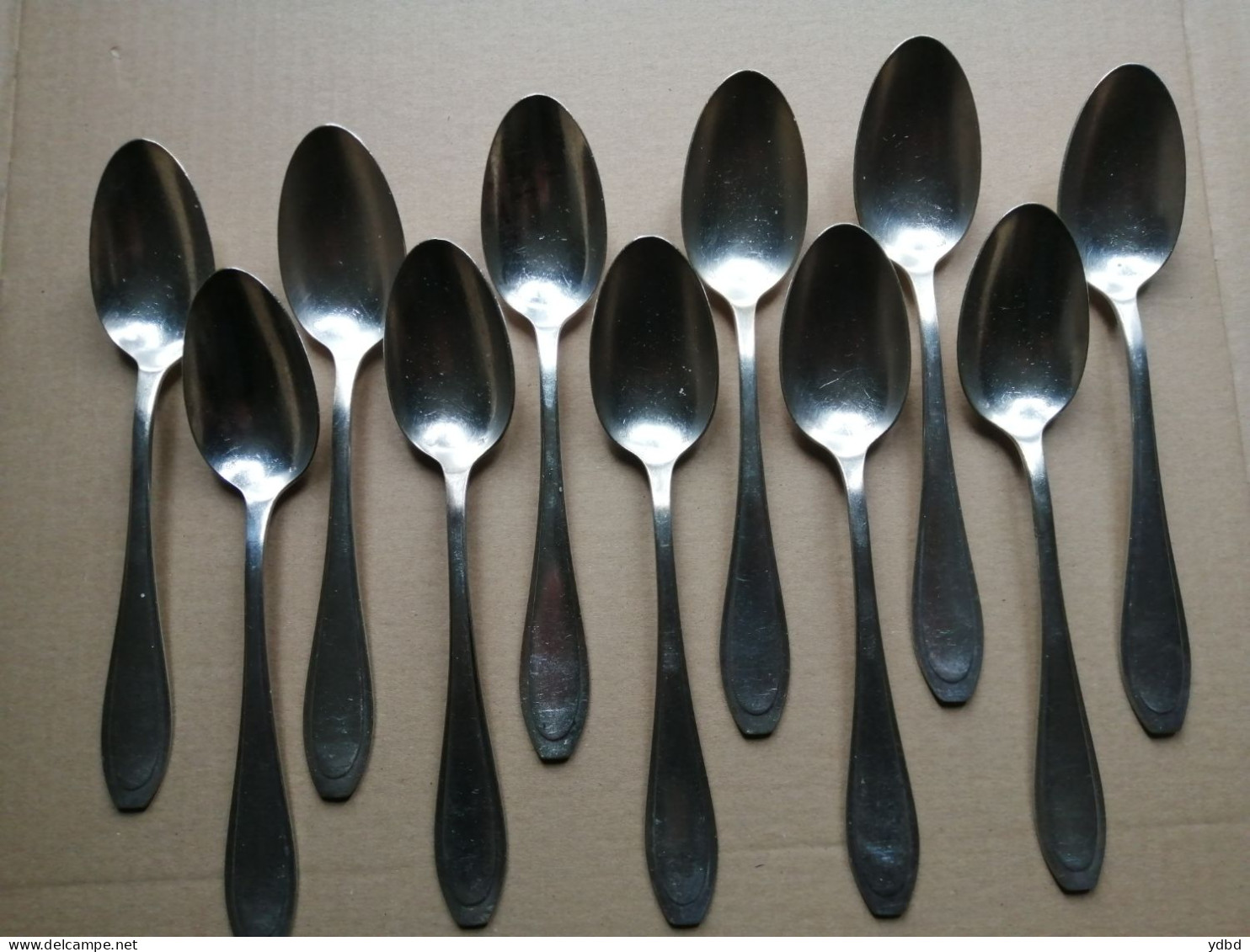 UN LOT DE COUVERTS DE 11 CUILLERES EN METAL ARGENTE - Silverware